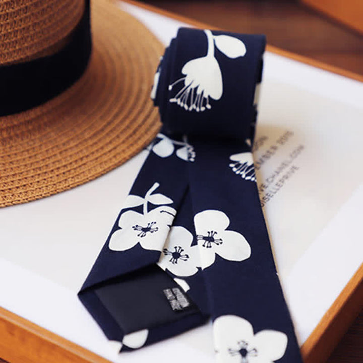 Corbata fina elegante con diseño floral para hombre.