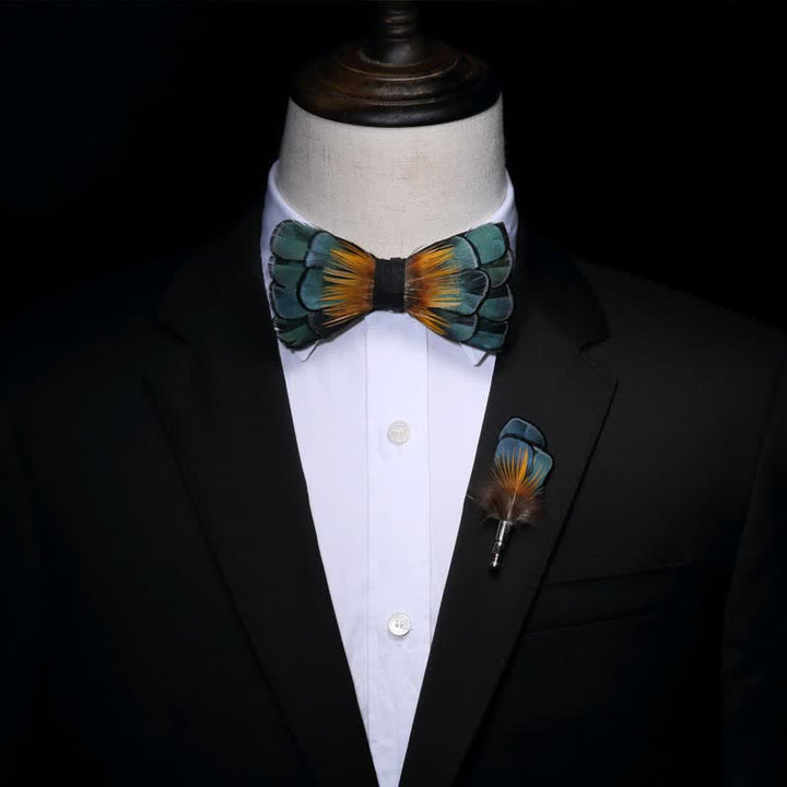 Pajarita con plumas de girasol verde y naranja y broche de solapa