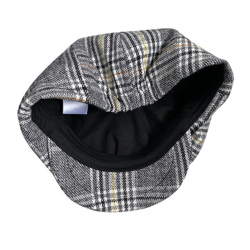 Gorra tipo boina de repartidor de periódicos con rayas amarillas y cuadros grises