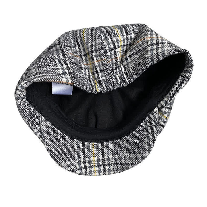 Gorra tipo boina de repartidor de periódicos con rayas amarillas y cuadros grises