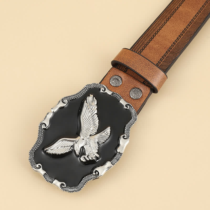 Cinturón de cuero con hebilla negra y águila en relieve plateado llamativo para hombre
