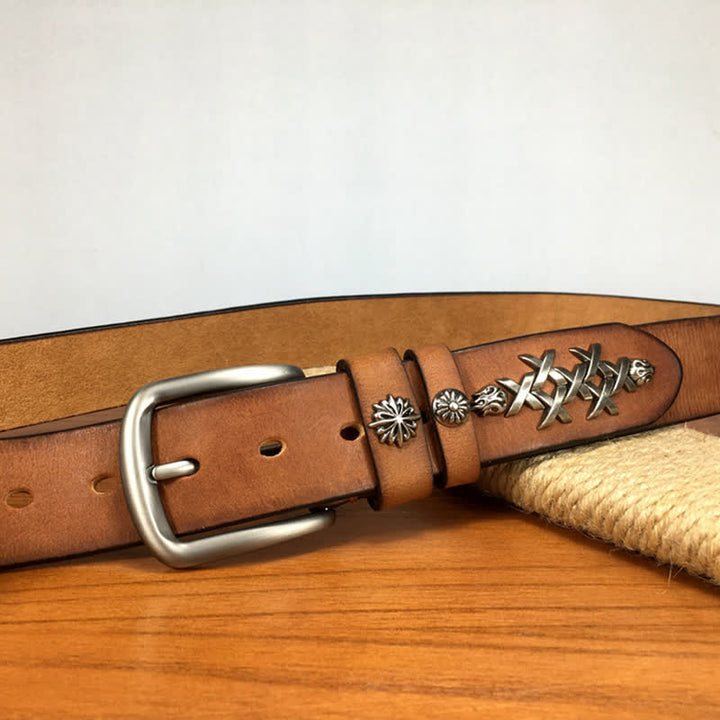 Cinturón de cuero con remaches tallados decorativos retro para hombre