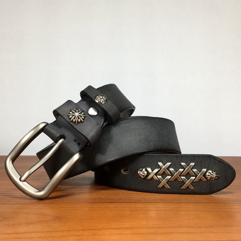 Cinturón de cuero con remaches tallados decorativos retro para hombre