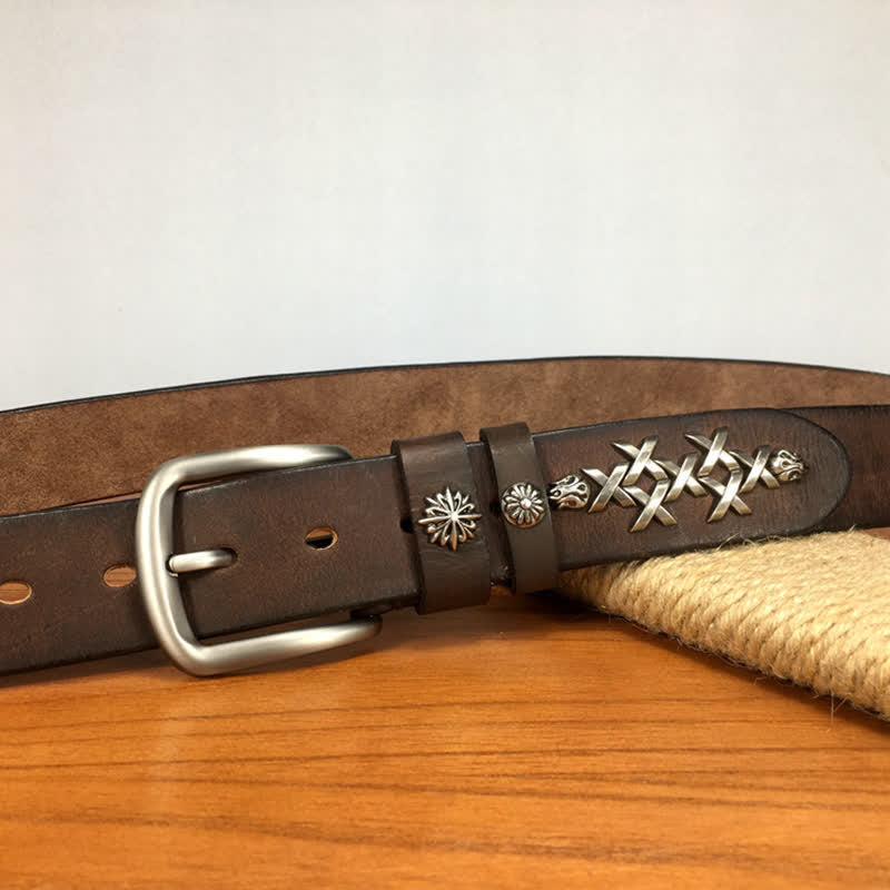 Cinturón de cuero con remaches tallados decorativos retro para hombre