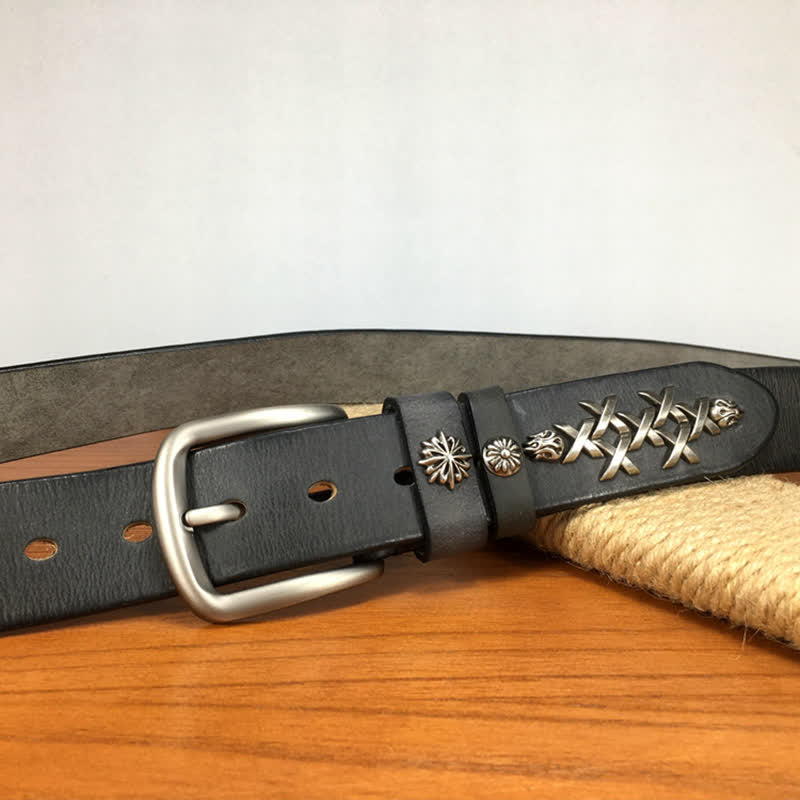 Cinturón de cuero con remaches tallados decorativos retro para hombre