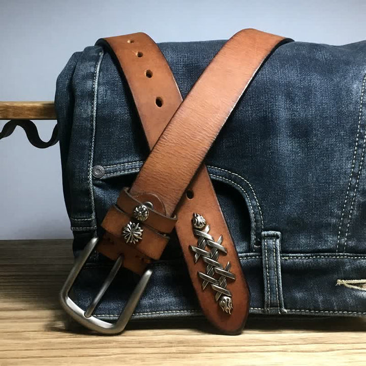 Cinturón de cuero con remaches tallados decorativos retro para hombre