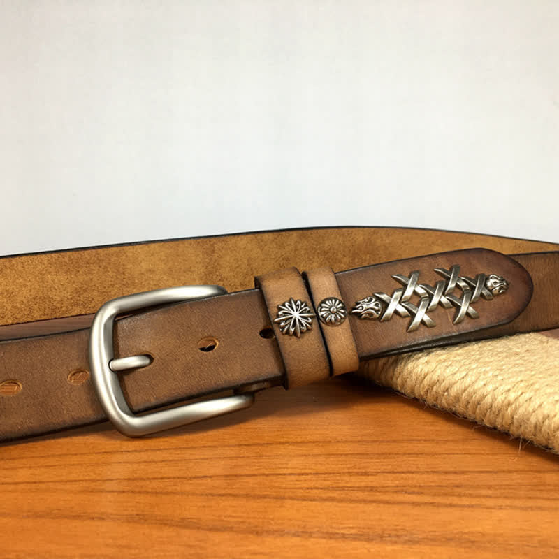Cinturón de cuero con remaches tallados decorativos retro para hombre