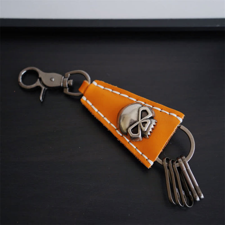 Llavero de cuero hecho a mano con cabeza de calavera punk