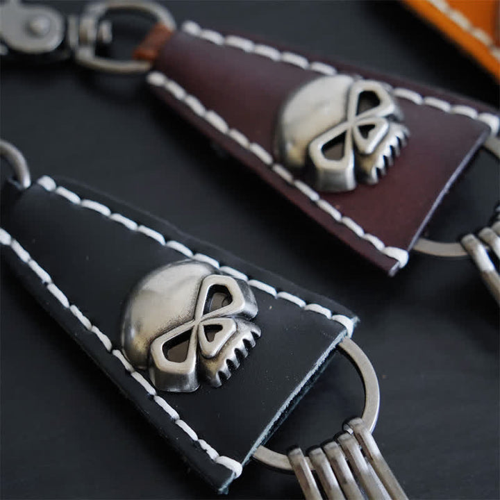 Llavero de cuero hecho a mano con cabeza de calavera punk