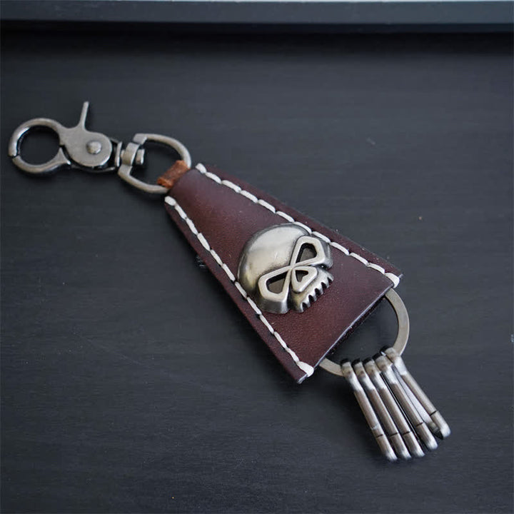 Llavero de cuero hecho a mano con cabeza de calavera punk