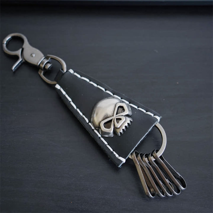 Llavero de cuero hecho a mano con cabeza de calavera punk