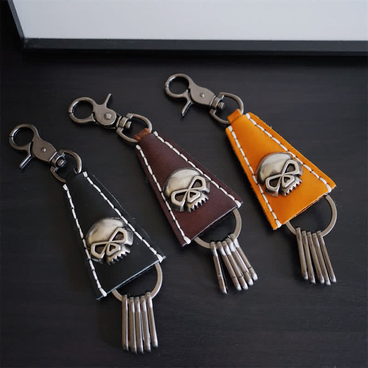 Llavero de cuero hecho a mano con cabeza de calavera punk