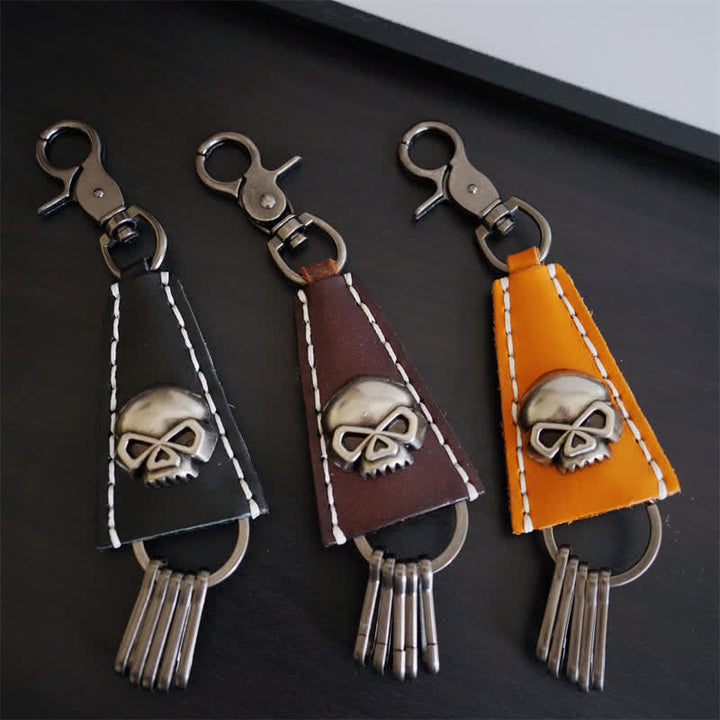 Llavero de cuero hecho a mano con cabeza de calavera punk