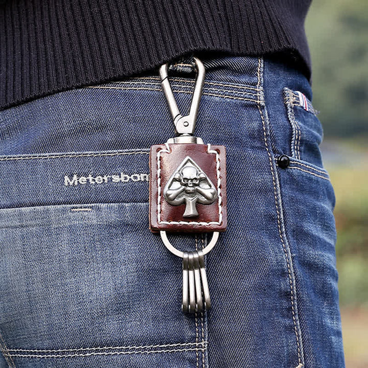 Llavero de cuero hecho a mano con forma de as de póquer y calavera gótica