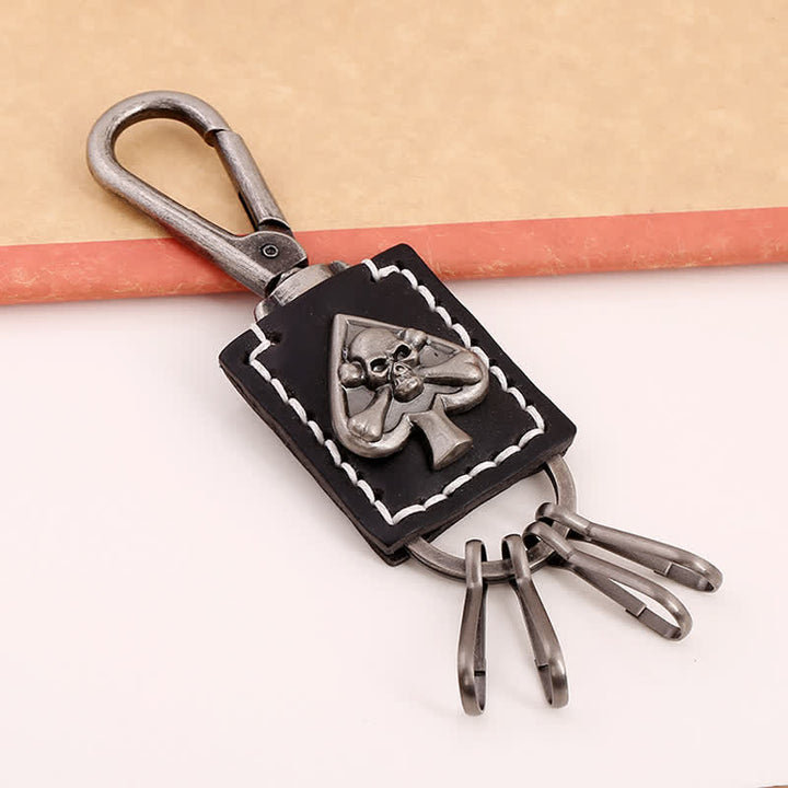 Llavero de cuero hecho a mano con forma de as de póquer y calavera gótica