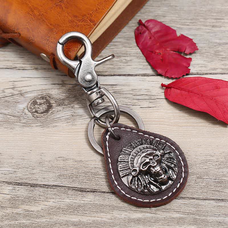 Llavero de cuero con colgante de calavera india