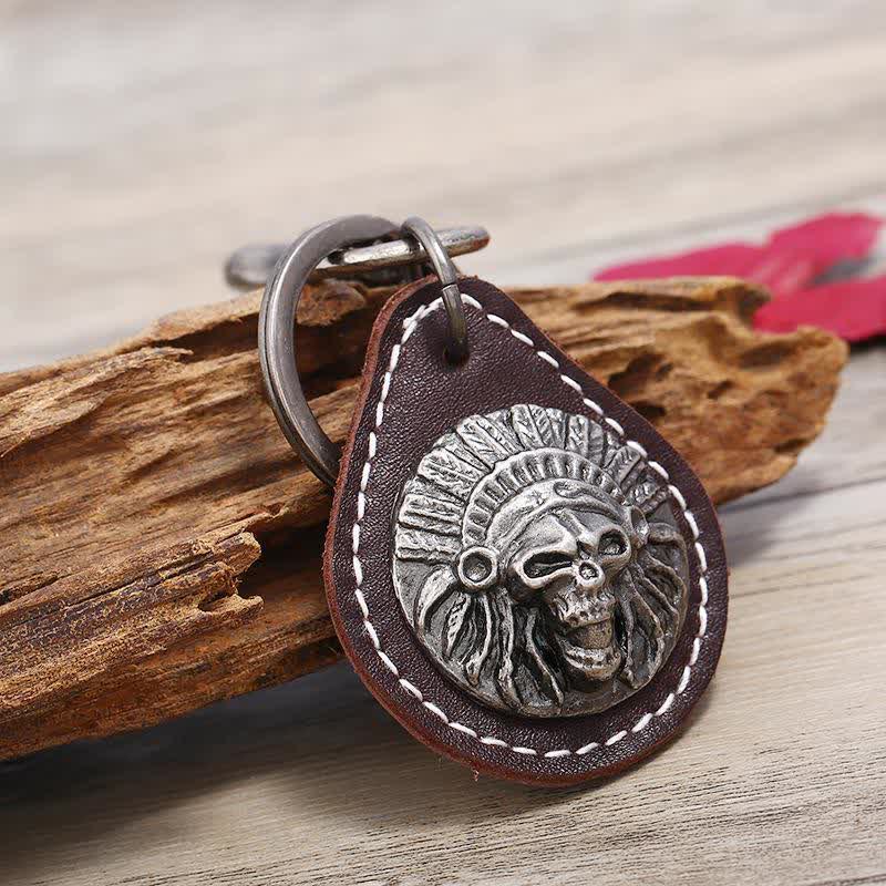 Llavero de cuero con colgante de calavera india