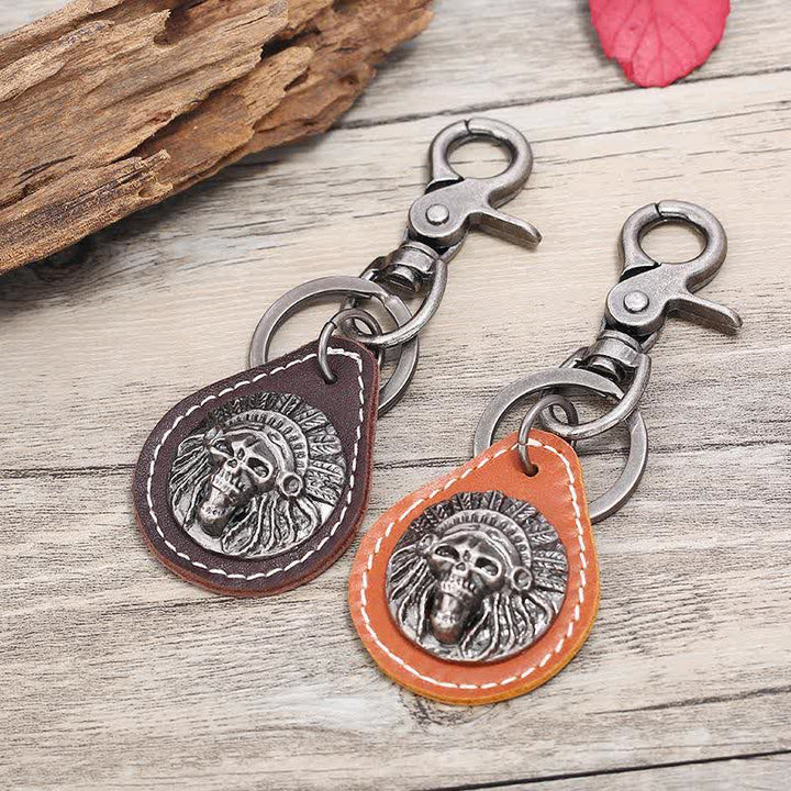 Llavero de cuero con colgante de calavera india