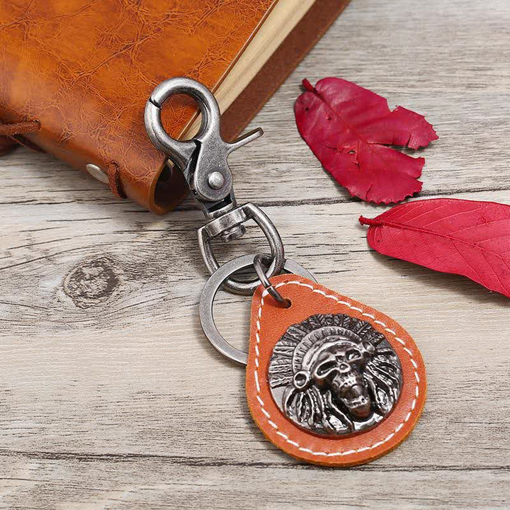 Llavero de cuero con colgante de calavera india