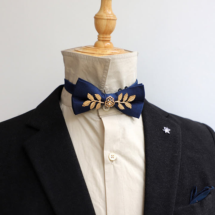 Pajarita con adorno de flores y hojas doradas para hombre
