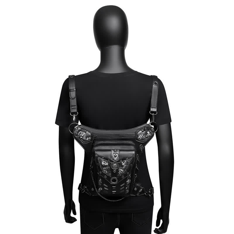 Bolso de pierna con cadena estilo steampunk con decoración de tachuelas de calavera