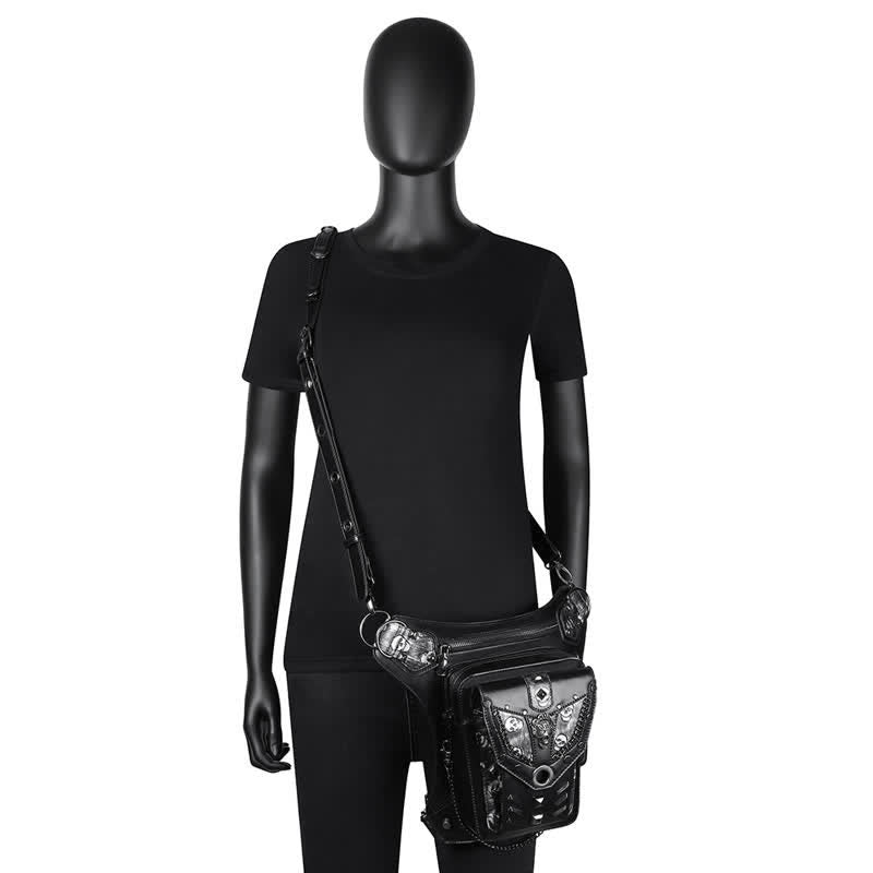 Bolso de pierna con cadena estilo steampunk con decoración de tachuelas de calavera