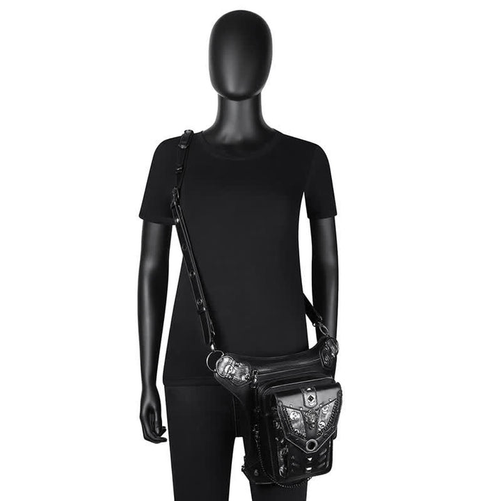 Bolso de pierna con cadena estilo steampunk con decoración de tachuelas de calavera