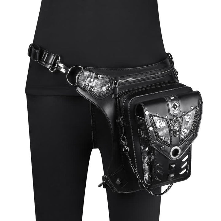 Bolso de pierna con cadena estilo steampunk con decoración de tachuelas de calavera