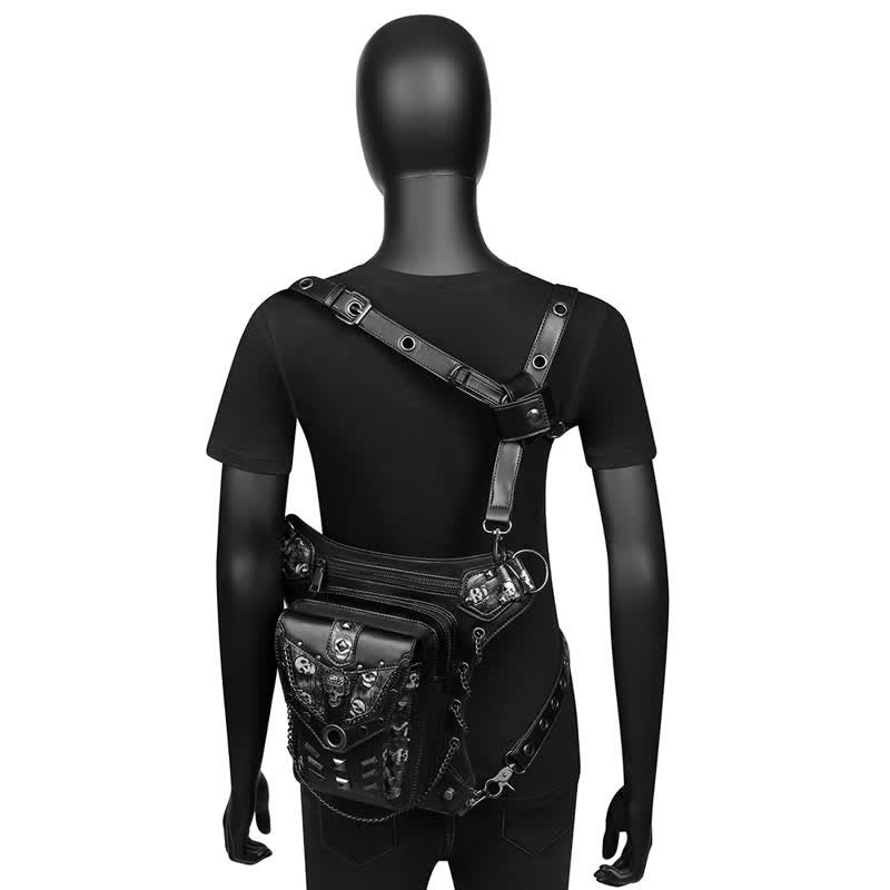 Bolso de pierna con cadena estilo steampunk con decoración de tachuelas de calavera