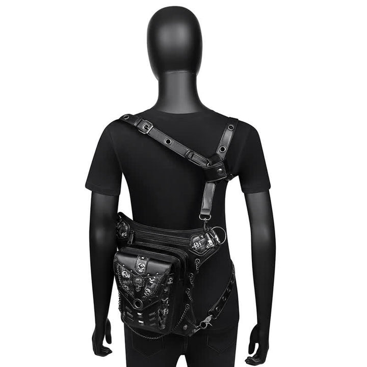 Bolso de pierna con cadena estilo steampunk con decoración de tachuelas de calavera