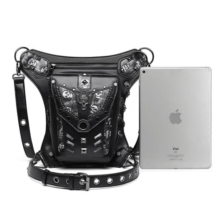 Bolso de pierna con cadena estilo steampunk con decoración de tachuelas de calavera