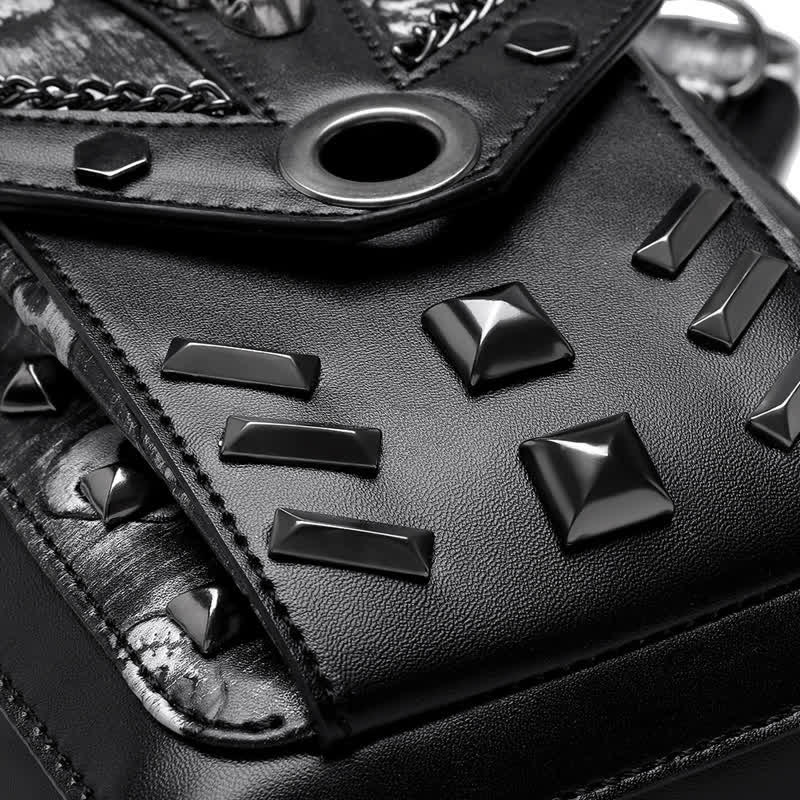 Bolso de pierna con cadena estilo steampunk con decoración de tachuelas de calavera