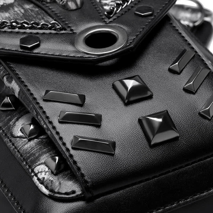 Bolso de pierna con cadena estilo steampunk con decoración de tachuelas de calavera