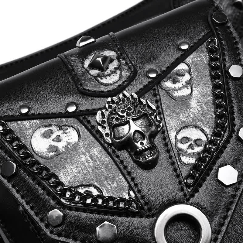 Bolso de pierna con cadena estilo steampunk con decoración de tachuelas de calavera