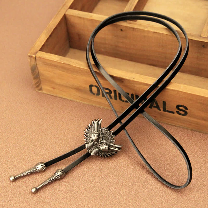 Corbata estilo bolo informal con alas y doble cañón