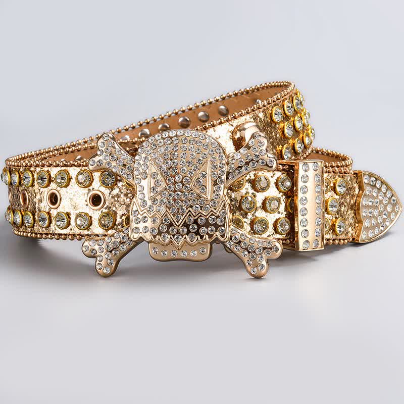 Cinturón de cuero con tachuelas de diamantes de imitación y cabeza de calavera