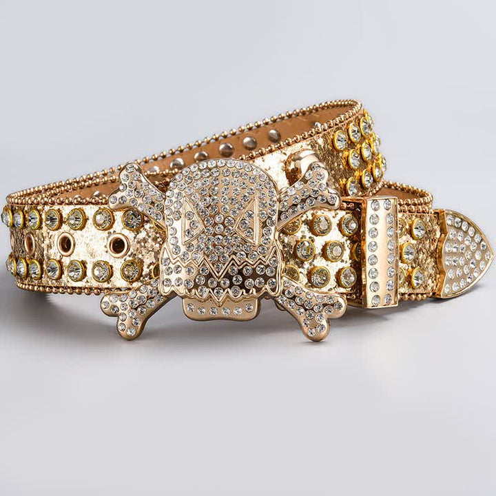 Cinturón de cuero con tachuelas de diamantes de imitación y cabeza de calavera