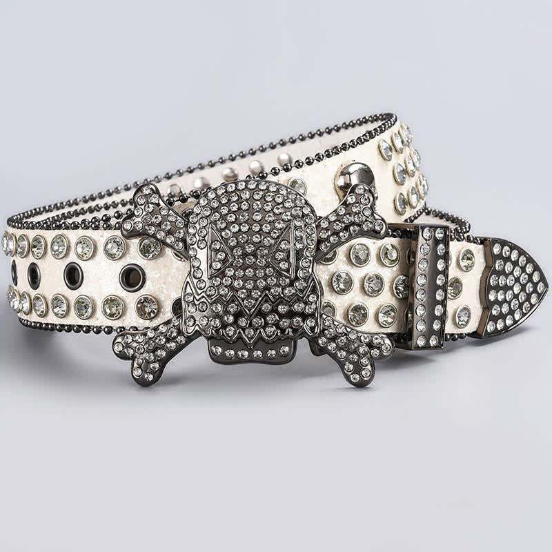 Cinturón de cuero con tachuelas de diamantes de imitación y cabeza de calavera