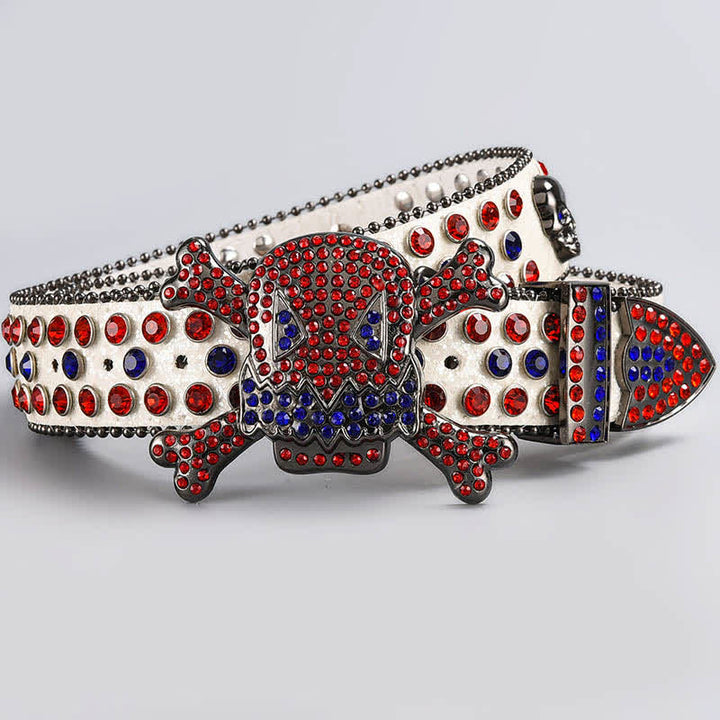 Cinturón de cuero con tachuelas de diamantes de imitación y cabeza de calavera