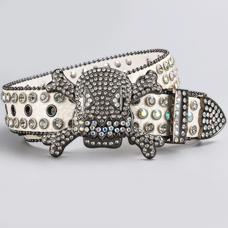 Cinturón de cuero con tachuelas de diamantes de imitación y cabeza de calavera