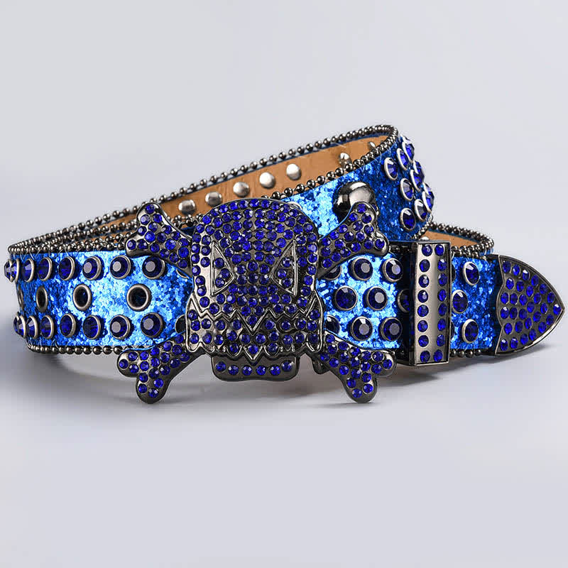 Cinturón de cuero con tachuelas de diamantes de imitación y cabeza de calavera