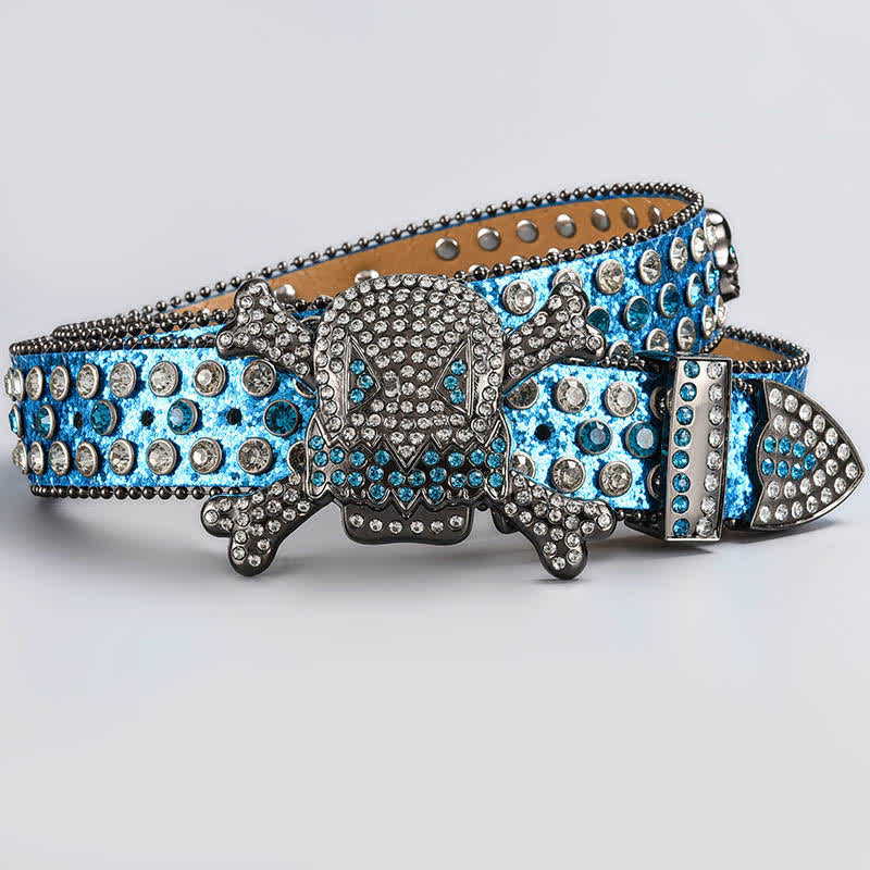 Cinturón de cuero con tachuelas de diamantes de imitación y cabeza de calavera