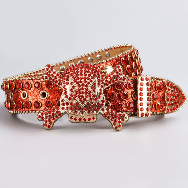 Cinturón de cuero con tachuelas de diamantes de imitación y cabeza de calavera