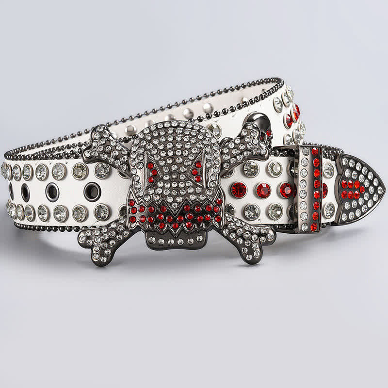 Cinturón de cuero con tachuelas de diamantes de imitación y cabeza de calavera