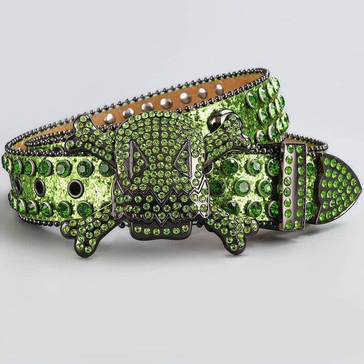 Cinturón de cuero con tachuelas de diamantes de imitación y cabeza de calavera