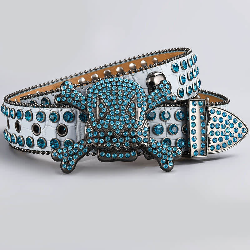 Cinturón de cuero con tachuelas de diamantes de imitación y cabeza de calavera