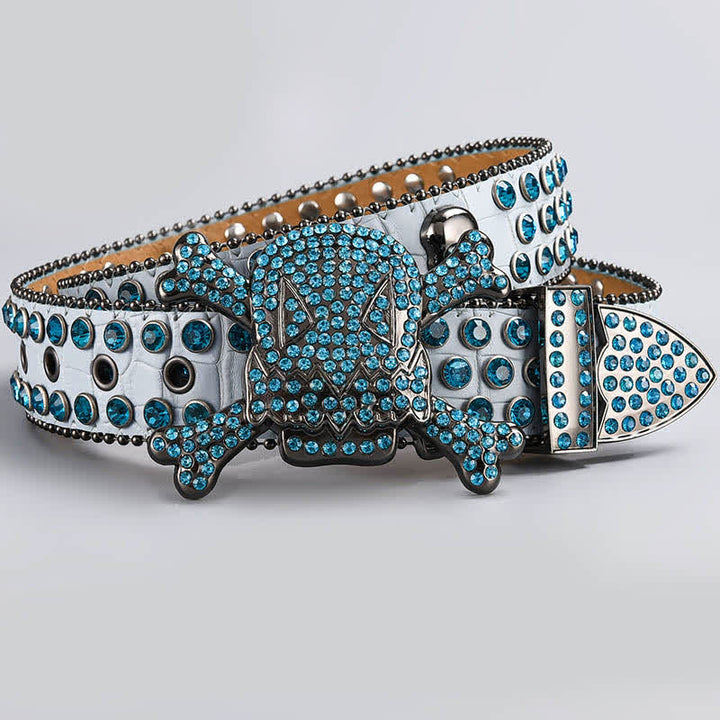 Cinturón de cuero con tachuelas de diamantes de imitación y cabeza de calavera
