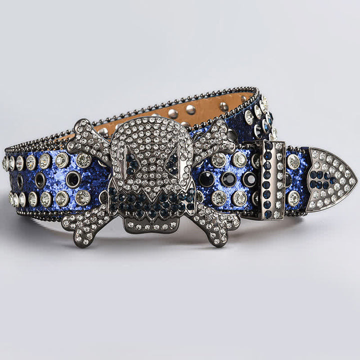 Cinturón de cuero con tachuelas de diamantes de imitación y cabeza de calavera