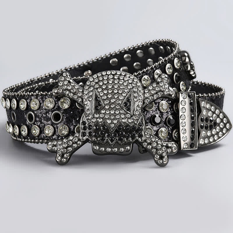 Cinturón de cuero con tachuelas de diamantes de imitación y cabeza de calavera