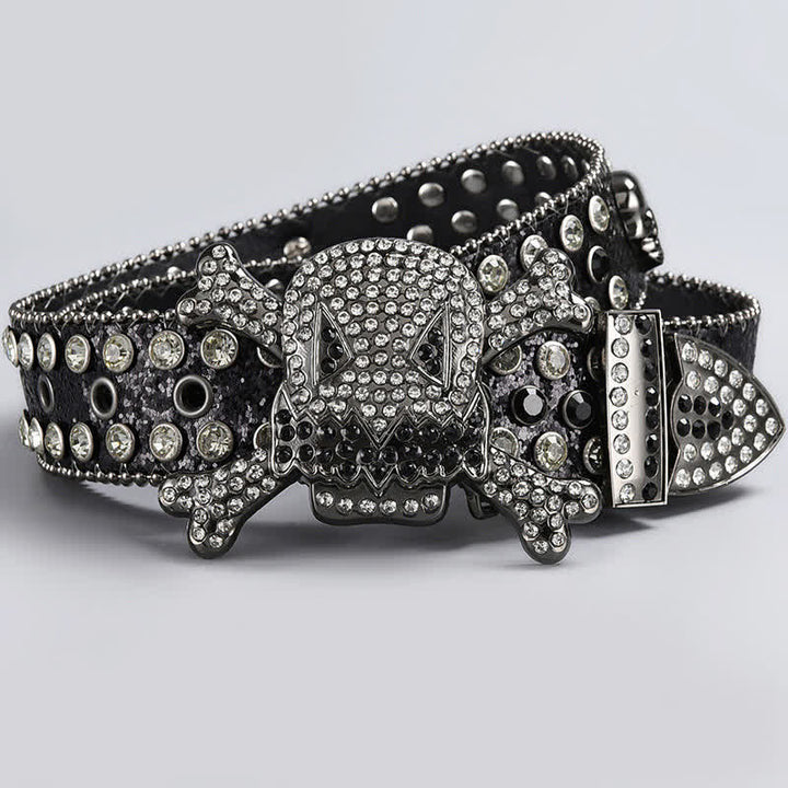 Cinturón de cuero con tachuelas de diamantes de imitación y cabeza de calavera